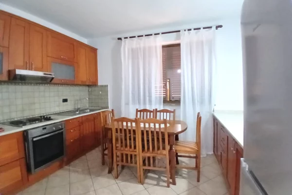 Shtepi me qera Shtepi Private ne Tirane, 2+1, Mobilimi E mobiluar, Pagesa 40,000  Leke.