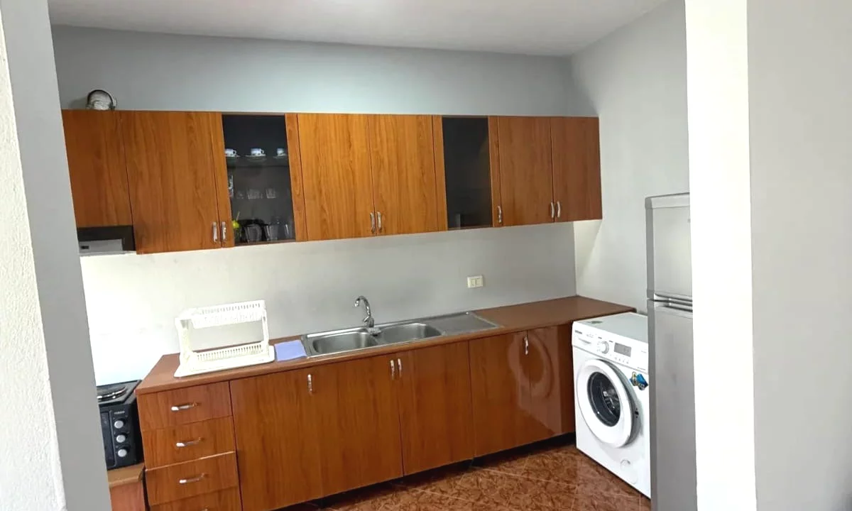 Shtepi me qera Shtepi Private ne Tirane, 1+1, Mobilimi E mobiluar, Pagesa 45,000  Leke.