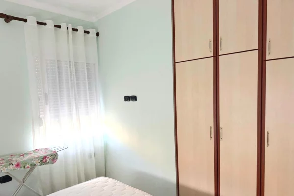 Shtepi me qera Apartament ne Tirane, 2+1, Mobilimi E mobiluar, Pagesa 50,000  Leke.