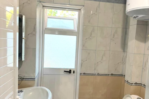Shtepi me qera Apartament ne Tirane, 2+1, Mobilimi E mobiluar, Pagesa 50,000  Leke.