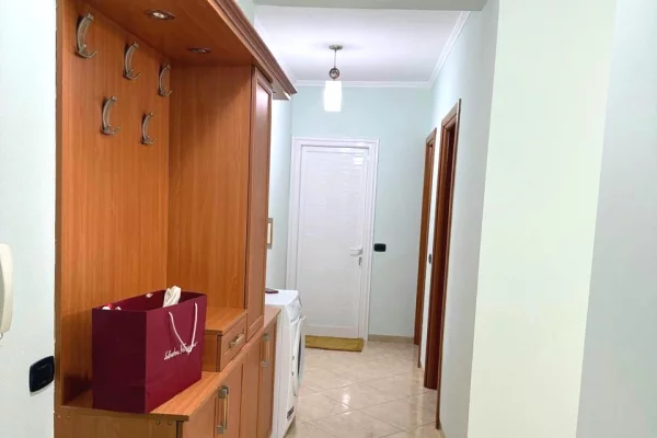 Shtepi me qera Apartament ne Tirane, 2+1, Mobilimi E mobiluar, Pagesa 50,000  Leke.