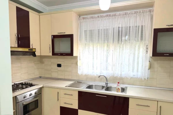 Shtepi me qera Apartament ne Tirane, 2+1, Mobilimi E mobiluar, Pagesa 50,000  Leke.