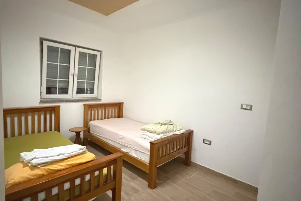 Shtepi me qera Shtepi Private ne Tirane, 2+1, Mobilimi E mobiluar, Pagesa 56,000  Leke.