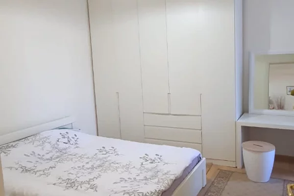 Shtepi me qera Apartament ne Tirane, 2+1, Mobilimi E mobiluar, Pagesa 75,000  Leke.