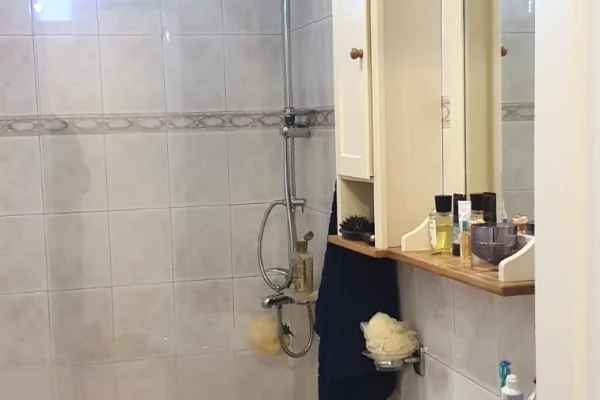 Shtepi me qera Apartament ne Tirane, 2+1, Mobilimi E mobiluar, Pagesa 75,000  Leke.