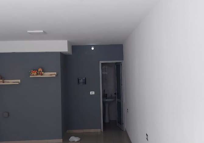 Jepet me qira ambient prane rruges Myslym Shyri