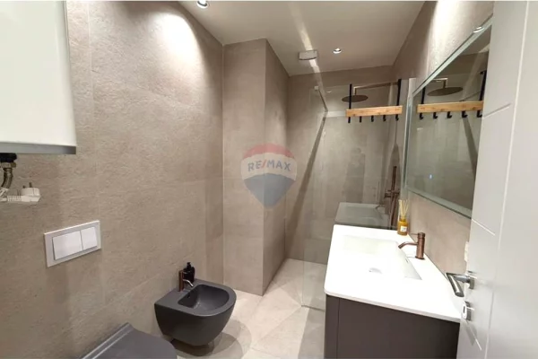 Shtepi me qera Apartament ne Tirane, 3+1, Mobilimi E mobiluar, Pagesa 1,800  Euro.