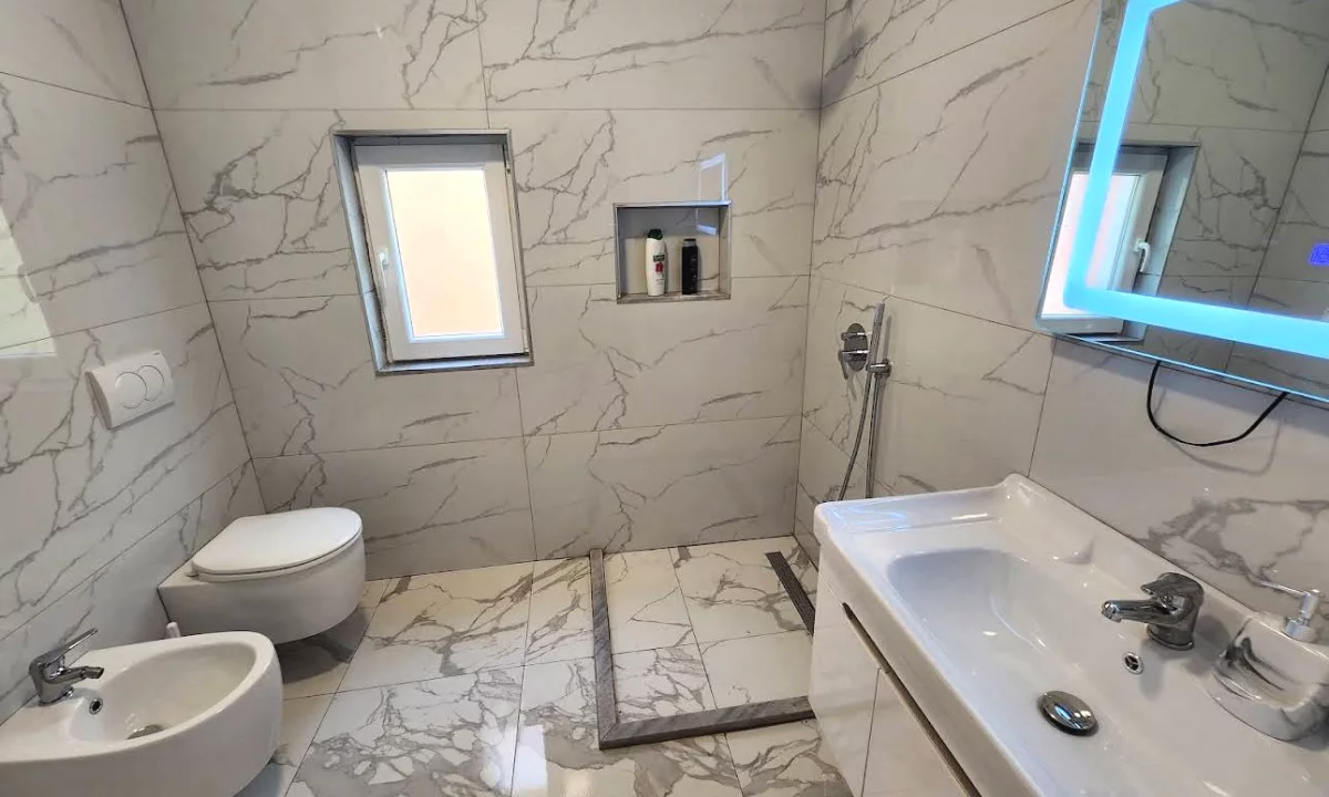 Shtepi me qera Apartament ne Tirane, 2+1, Mobilimi E mobiluar, Pagesa 700  Euro.