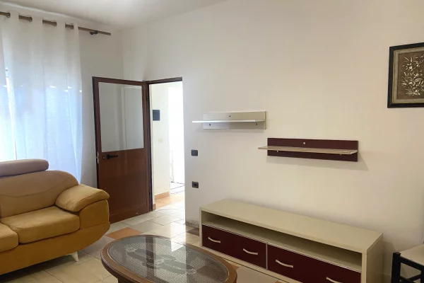 Shtepi me qera Shtepi Private ne Tirane, 1+1, Mobilimi E mobiluar, Pagesa 23,000  Leke.