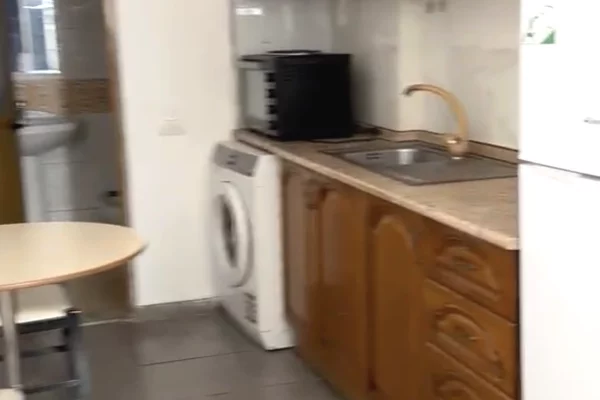 Shtepi me qera Shtepi Private ne Tirane, 1+1, Mobilimi E mobiluar, Pagesa 22,000  Leke.