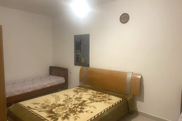 Shtepi me qera Shtepi Private ne Tirane, 1+1, Mobilimi E mobiluar, Pagesa 25,000  Leke.
