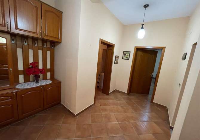 Shtepi me qera Apartament ne Tirane, 2+1, Mobilimi E mobiluar, Pagesa 400  Euro.