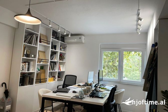 Ambiente Commerciale in Affitto 3+1 a Tirana - 32,000 Leke