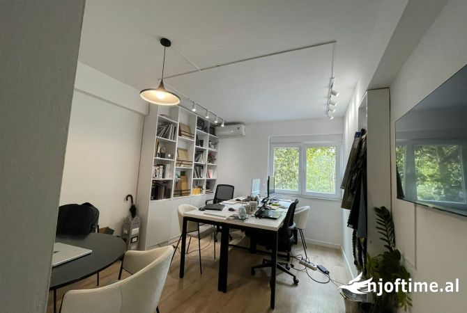 Ambiente Commerciale in Affitto 3+1 a Tirana - 32,000 Leke
