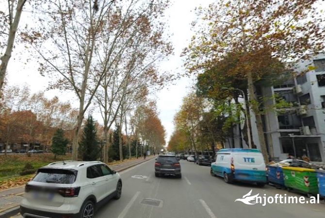 Ambiente Commerciale in Affitto 3+1 a Tirana - 32,000 Leke