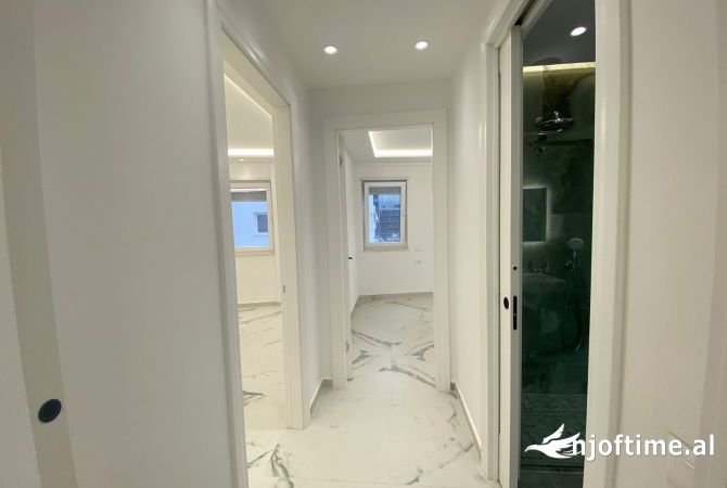 Ambiente Commerciale in Affitto 3+1 a Tirana - 1,000 Euro