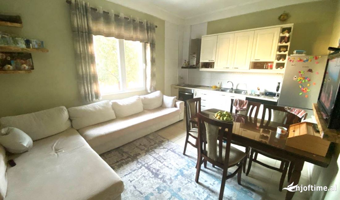 Shtepi me qera Apartament ne Tirane, 4+1, Mobilimi E mobiluar, Pagesa 500  Euro.