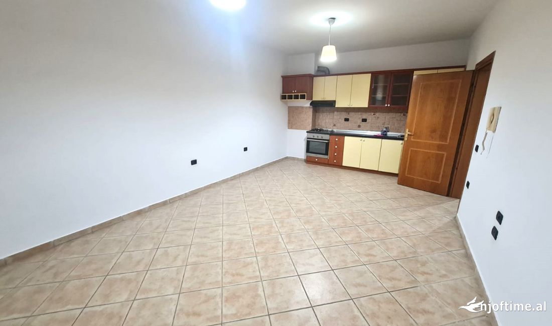 Appartamento in affitto a Tirana 1+1, Vuoto