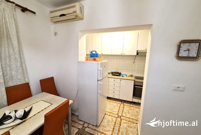 Shtepi me qera Apartament ne Tirane, 3+1, Mobilimi E mobiluar, Pagesa 60,000  Leke.