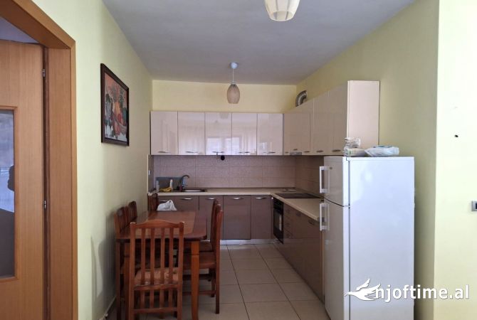 Shtepi me qera Apartament ne Tirane, 3+1, Mobilimi E mobiluar, Pagesa 42,000  Leke.