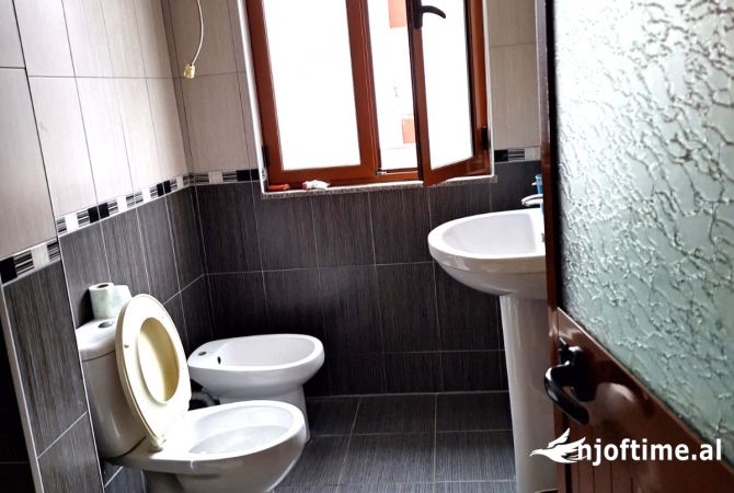 Shtepi me qera Apartament ne Tirane, 3+1, Mobilimi E mobiluar, Pagesa 42,000  Leke.
