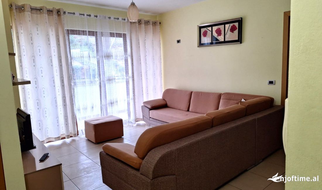 Shtepi me qera Apartament ne Tirane, 3+1, Mobilimi E mobiluar, Pagesa 42,000  Leke.