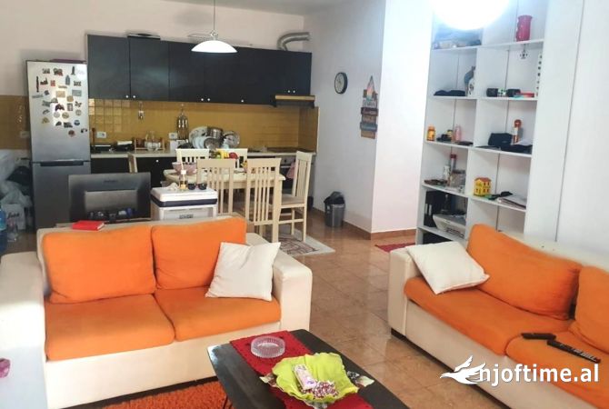 Shtepi me qera Apartament ne Tirane, 2+1, Mobilimi Pjeserisht e mobiluar, Pagesa 56,000  Leke.