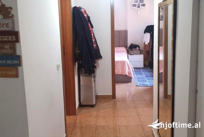 Shtepi me qera Apartament ne Tirane, 2+1, Mobilimi Pjeserisht e mobiluar, Pagesa 56,000  Leke.
