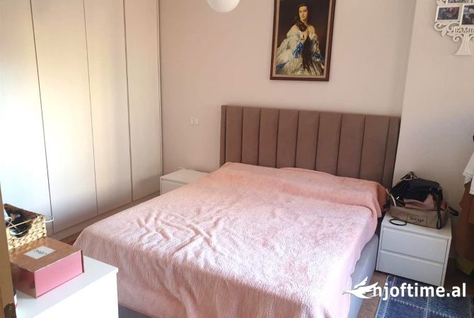 Shtepi me qera Apartament ne Tirane, 2+1, Mobilimi Pjeserisht e mobiluar, Pagesa 56,000  Leke.