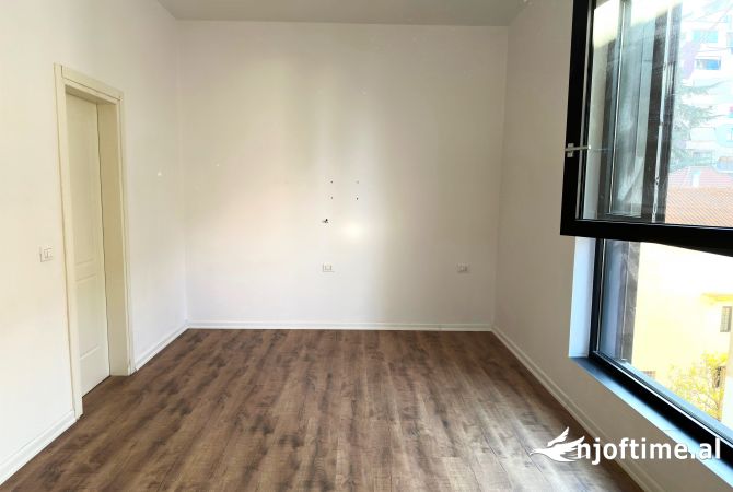 Ambiente Commerciale in Affitto 3+1 a Tirana - 400 Euro