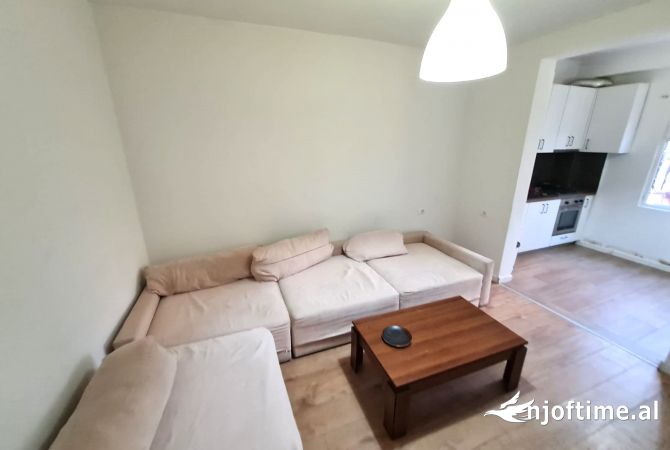 Shtepi me qera Shtepi Private ne Tirane, 2+1, Mobilimi E mobiluar, Pagesa 40,000  Leke.