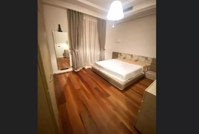 ⭐Apartament 1+1 prane Qendres tek Shkolla e Kuqe (mobilim elegant cilesor, AC qendror etj)