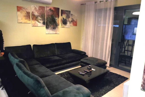 Shtepi me qera Apartament ne Tirane, 2+1, Mobilimi E mobiluar, Pagesa 900  Euro.