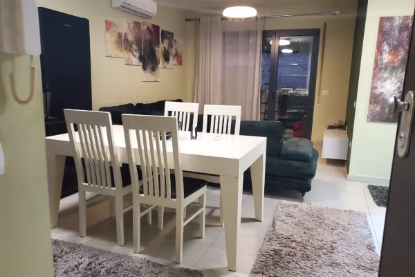 Shtepi me qera Apartament ne Tirane, 2+1, Mobilimi E mobiluar, Pagesa 900  Euro.