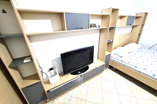 Shtepi me qera Apartament ne Tirane, Garsoniere, Mobilimi E mobiluar, Pagesa 35,000  Leke.