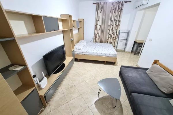Shtepi me qera Apartament ne Tirane, Garsoniere, Mobilimi E mobiluar, Pagesa 35,000  Leke.