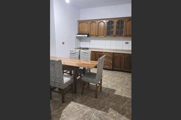 Shtepi me qera Apartament ne Tirane, 3+1, Mobilimi E mobiluar, Pagesa 35,000  Leke.
