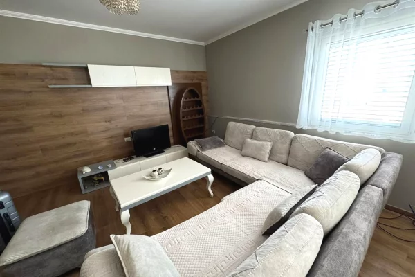 Shtepi me qera 2+1 ne Tirane - 65,000 Leke