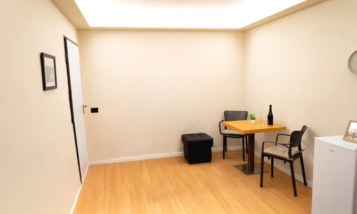 ✅ Ambient Biznesi me Qera prane Pazarit te Ri (25m2, kati 0, drita-uje te perfshira)