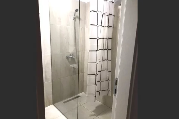 Shtepi me qera Apartament ne Tirane, 1+1, Mobilimi E mobiluar, Pagesa 40,000  Leke.