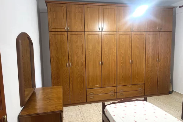 Shtepi me qera Apartament ne Tirane, 2+1, Mobilimi E mobiluar, Pagesa 50,000  Leke.