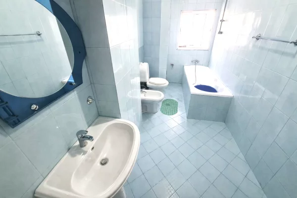 Shtepi me qera Apartament ne Tirane, 2+1, Mobilimi E mobiluar, Pagesa 55,000  Leke.