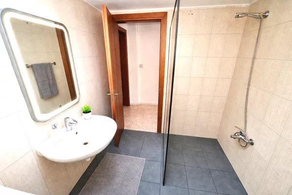 Shtepi me qera Apartament ne Tirane, 2+1, Mobilimi E mobiluar, Pagesa 450  Euro.