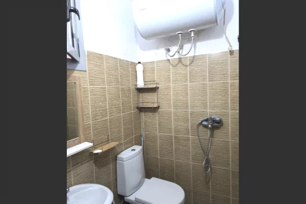 Shtepi me qera Shtepi Private ne Tirane, 1+1, Mobilimi E mobiluar, Pagesa 38,000  Leke.