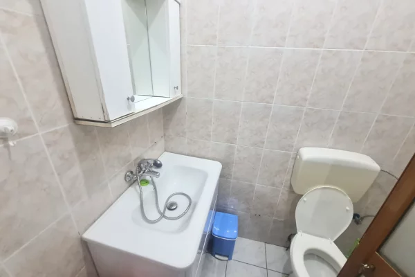 Shtepi me qera Apartament ne Tirane, Garsoniere, Mobilimi E mobiluar, Pagesa 20,000  Leke.
