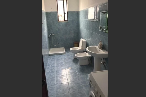 Shtepi me qera Apartament ne Tirane, 2+1, Mobilimi E mobiluar, Pagesa 40,000  Leke.