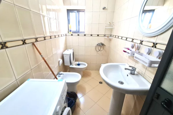 Shtepi me qera Apartament ne Tirane, 2+1, Mobilimi E mobiluar, Pagesa 50,000  Leke.