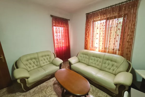 Shtepi me qera Apartament ne Tirane, 1+1, Mobilimi E mobiluar, Pagesa 35,000  Leke.