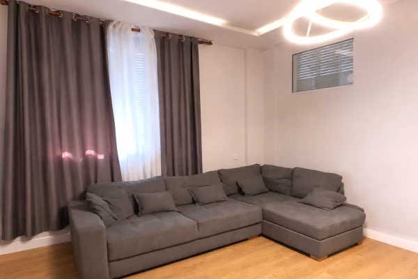 Shtepi me qera Apartament ne Tirane, 1+1, Mobilimi E mobiluar, Pagesa 550  Euro.