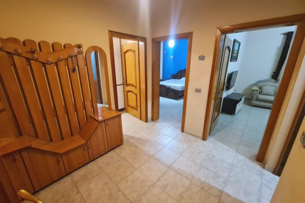 Shtepi me qera Apartament ne Tirane, 3+1, Mobilimi E mobiluar, Pagesa 35,000  Leke.
